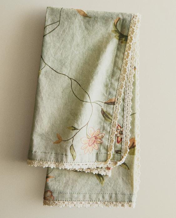 FLORAL PRINT AND LACE TRIM NAPKIN PACK (PACK OF 2) FLORAL PRINT AND LACE TRIM NAPKIN PACK (PACK OF 2)