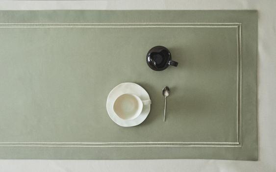 غطاء طاولة ضيق ساتان بشريط على الحافة