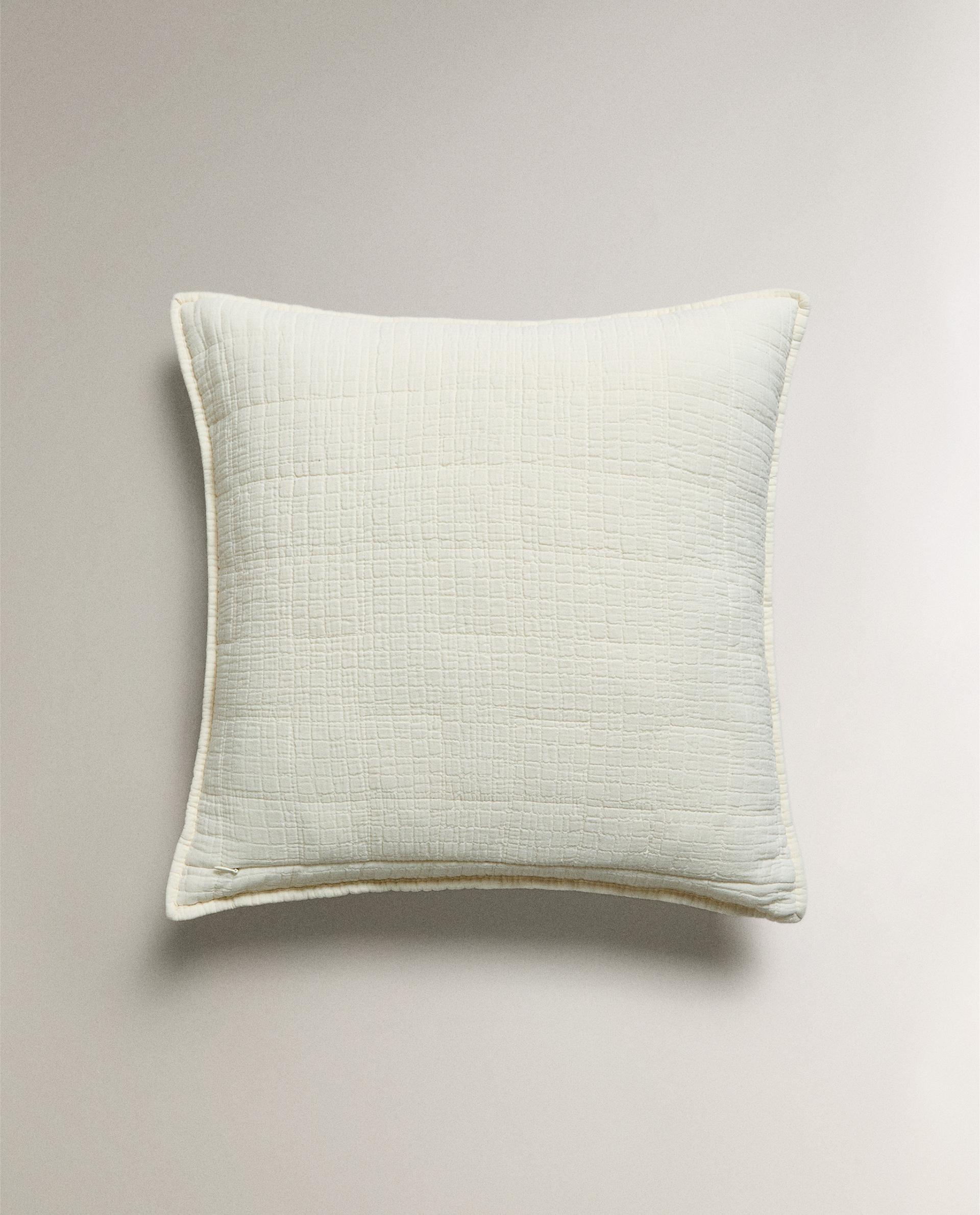 ZARA  クッションカバー２枚&ベッドカバー ZARA HOME18春夏新作ベッド＆クッションカバー、トンボやイチョウを