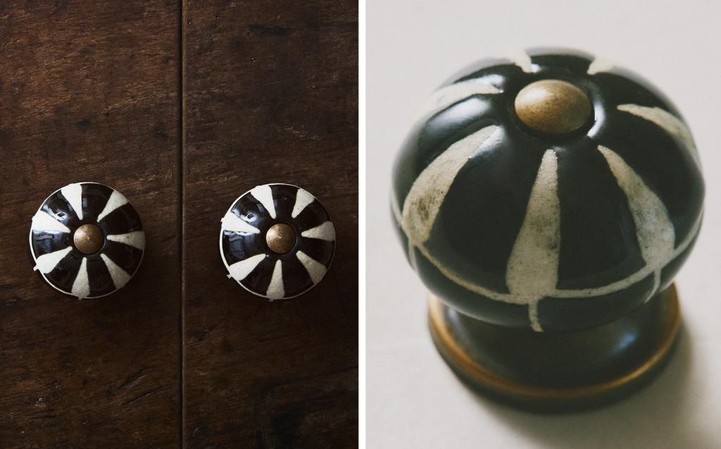 PACK OF STRIPED CERAMIC DOOR KNOBS (PACK OF 2) PACK OF STRIPED CERAMIC DOOR KNOBS (PACK OF 2)