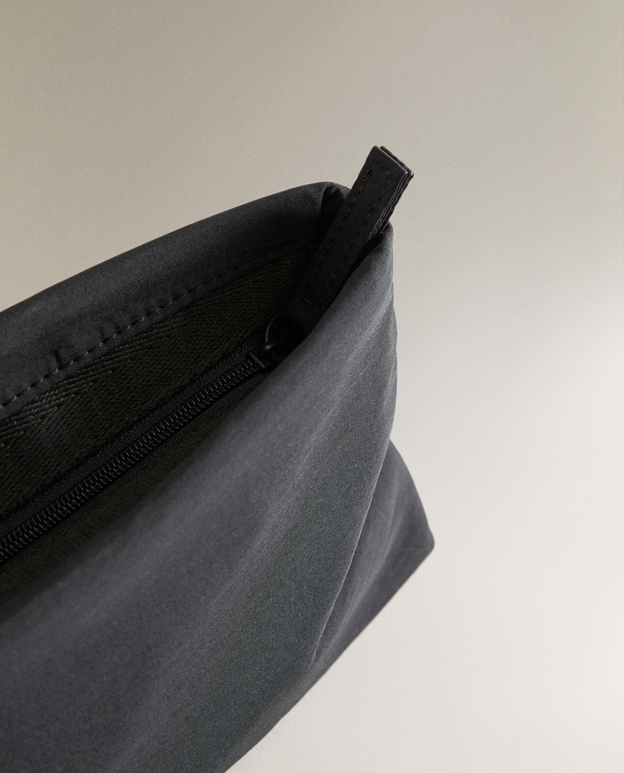 MEDIUM TECHNICAL FABRIC WASH BAG product thumbnail 9