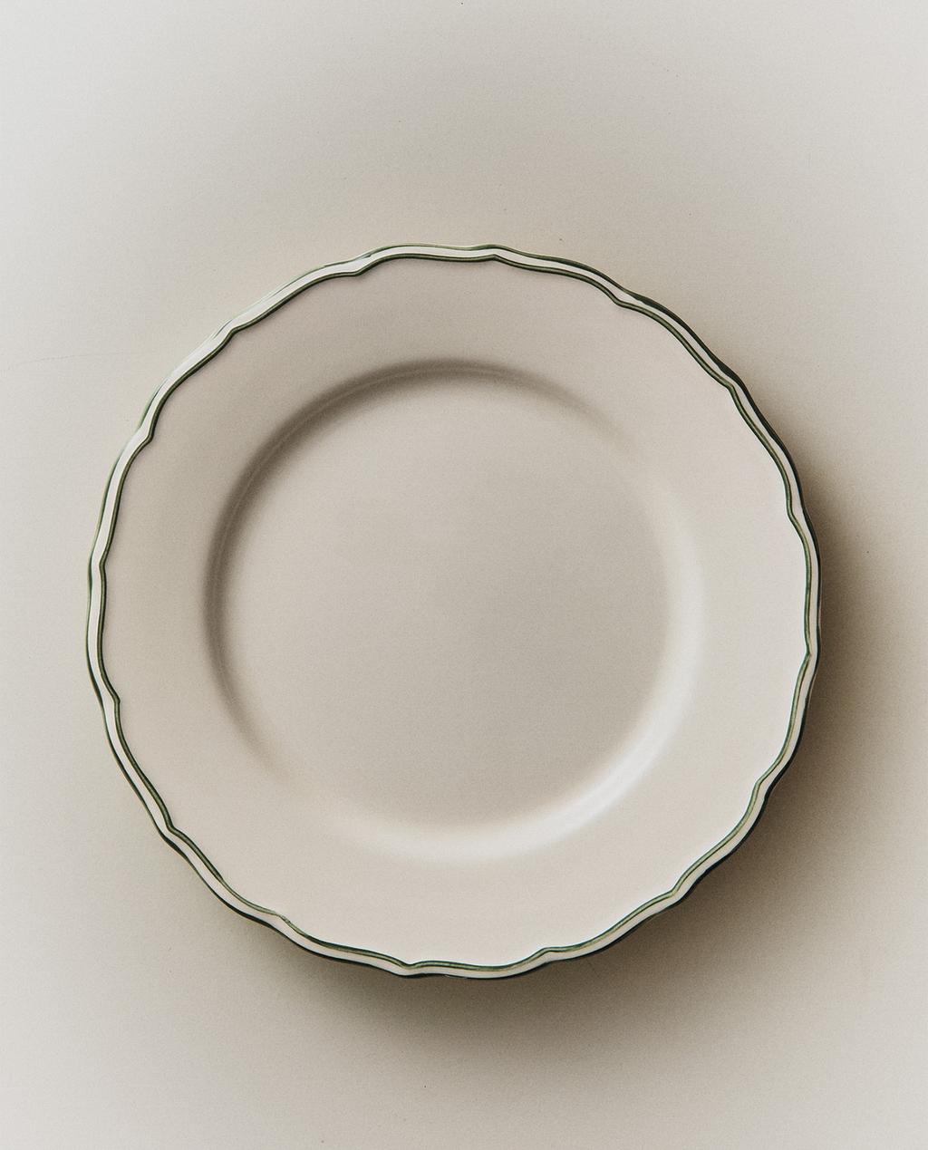 TALLRIK I LERGODS MED KONTRASTKANT