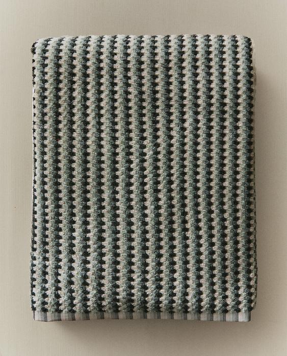 BADHANDDUK MED GEOMETRISKT JACQUARDMÖNSTER