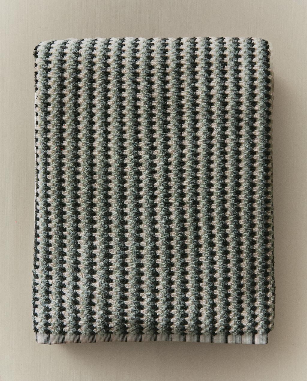 GEOMETRIC JACQUARD BATH TOWEL