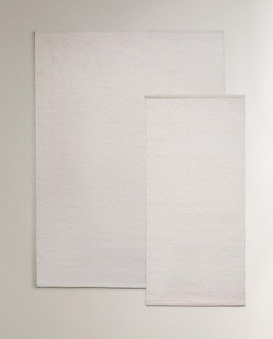 LIGHT-COLOURED WOOL RUG