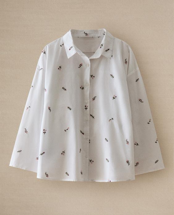 CAMISA COM BORDADOS DE FLORES