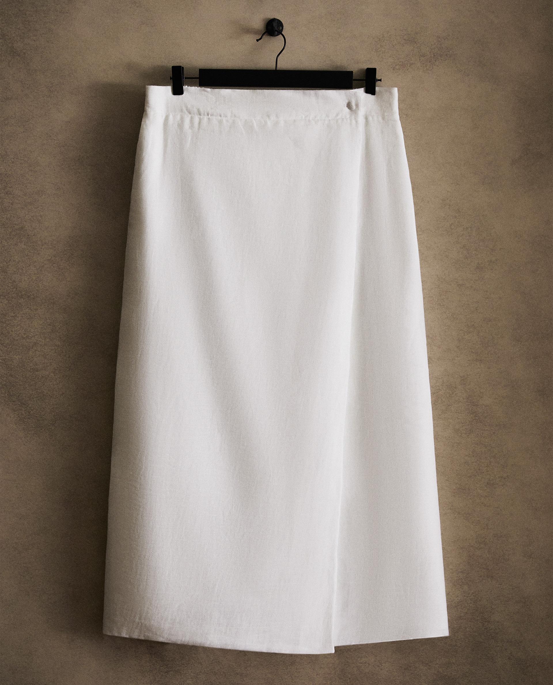 WRAP-AROUND BODY TOWEL WITH BUTTONS