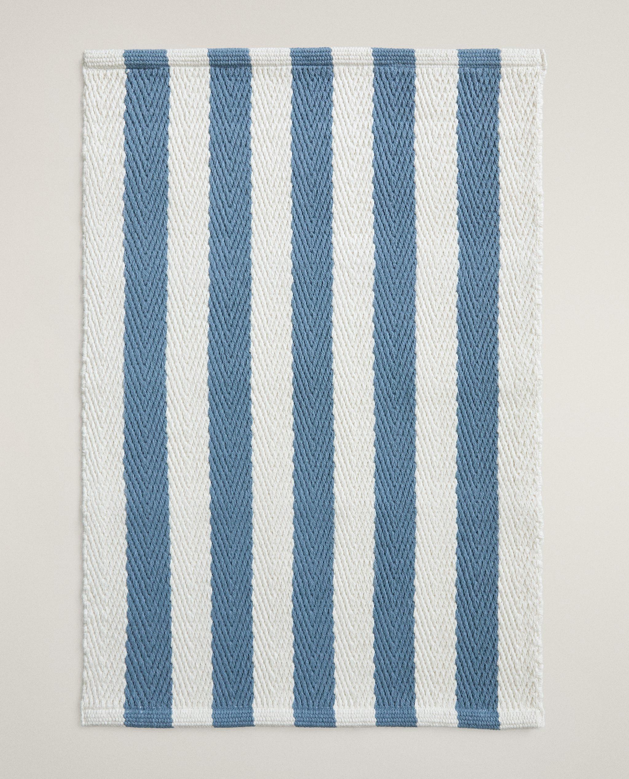 BATH MAT WITH STRIPES product thumbnail 2