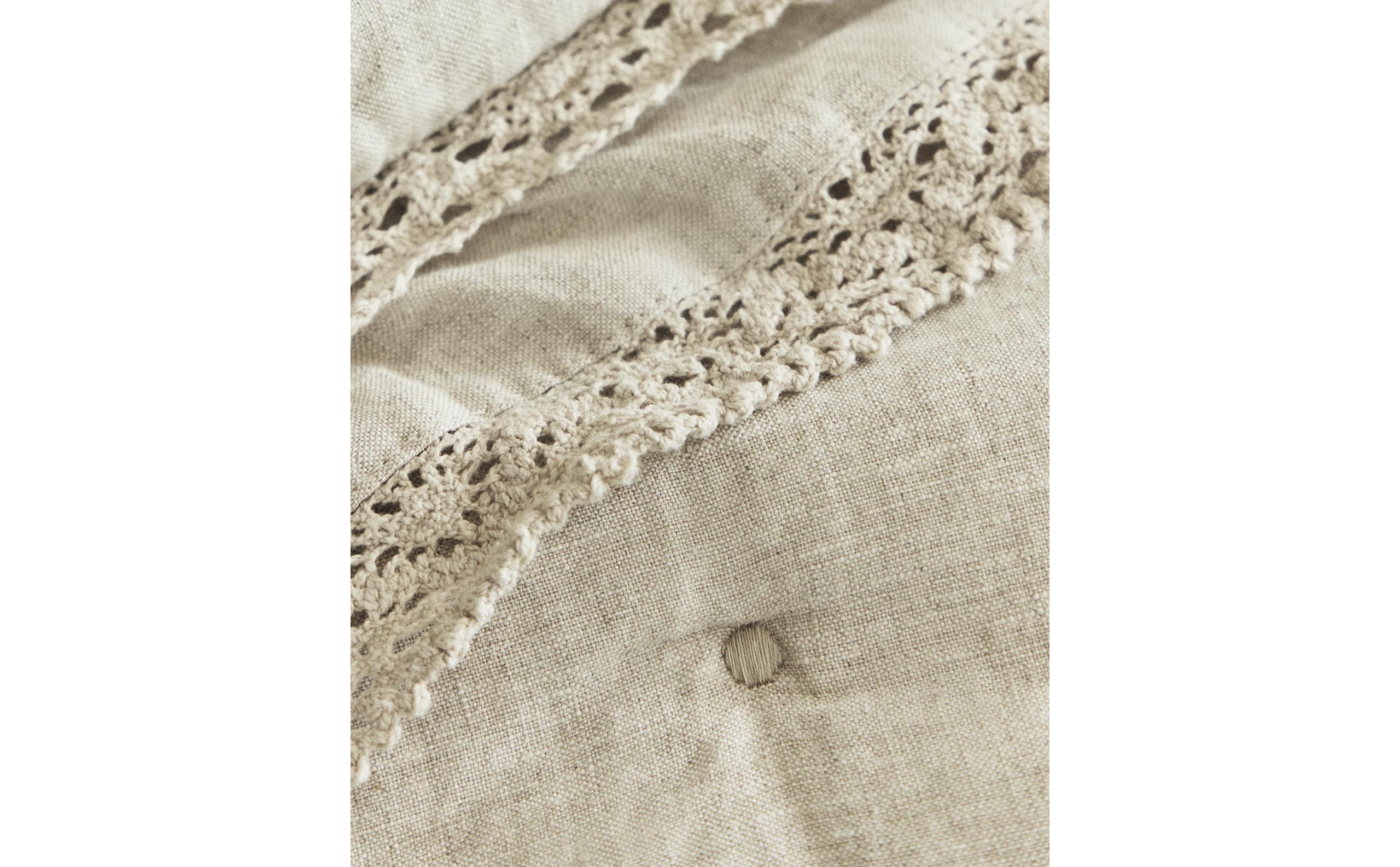 LINEN QUILT WITH LACE TRIM