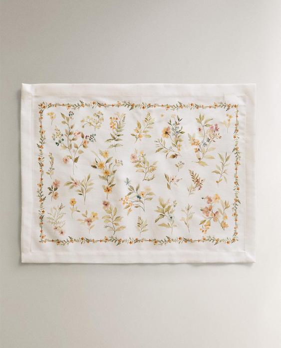 ПРОМАЗАНА ПОДЛОЖКА ЗА ХРАНЕНЕ С ЩАМПА НА ЦВЕТЯ