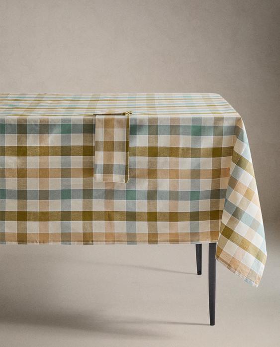 PRT S KARIRASTIM VZORCEM IZ OBARVANE TKANINE