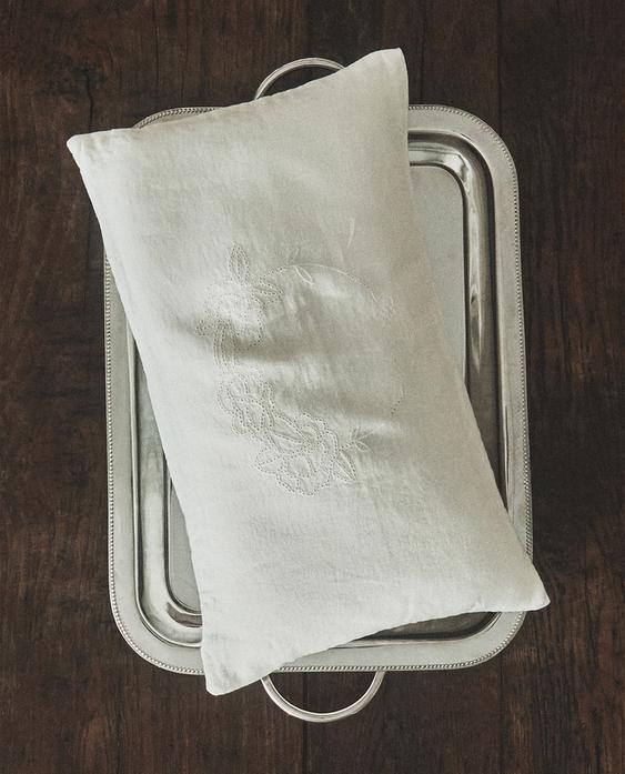 LINEN CUSHION WITH SCALLOPED EDGE LINEN CUSHION WITH SCALLOPED EDGE