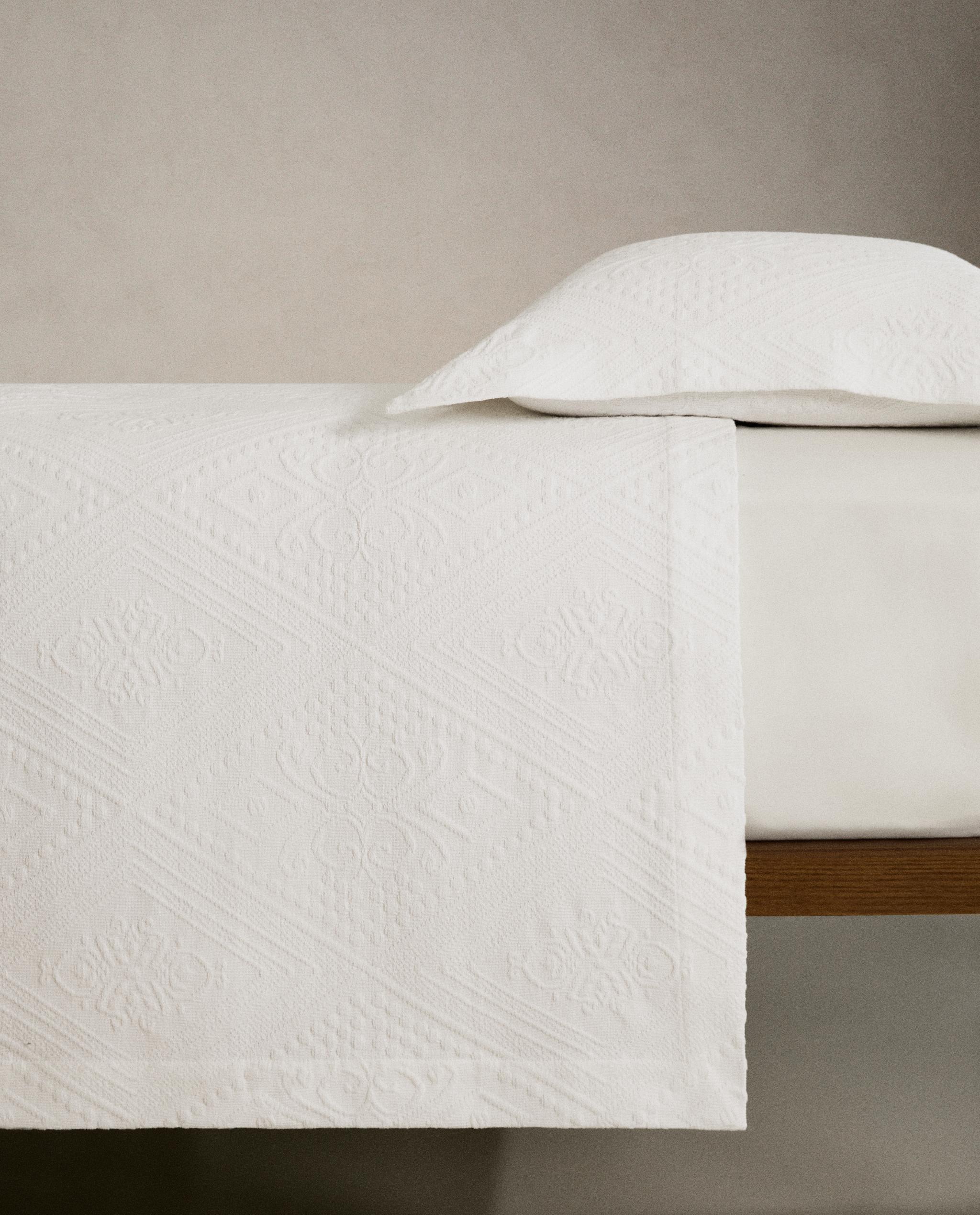 COTTON BEDSPREAD WITH GEOMETRIC DESIGN product thumbnail 4