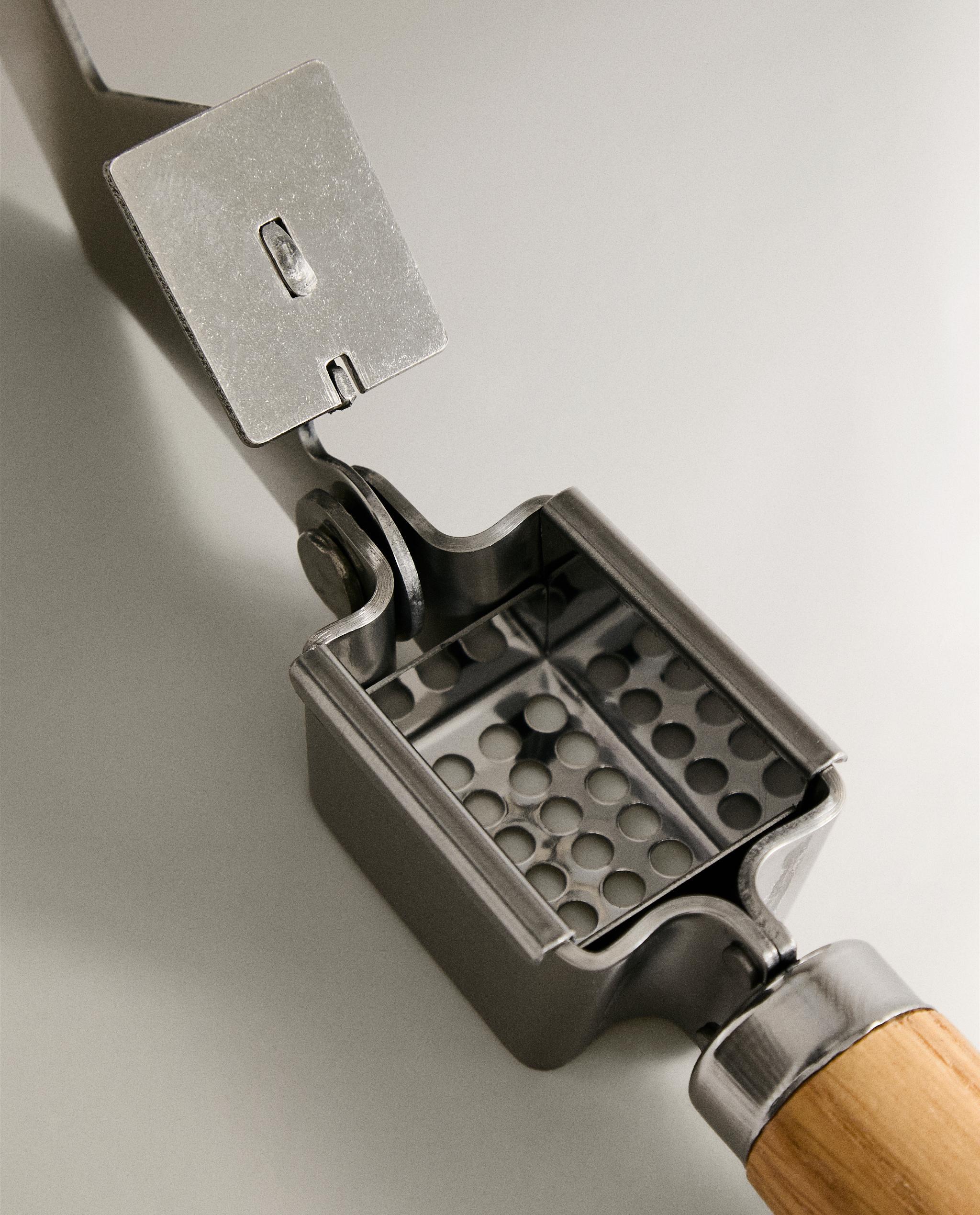 OAK MANUAL GARLIC PRESS product thumbnail 3