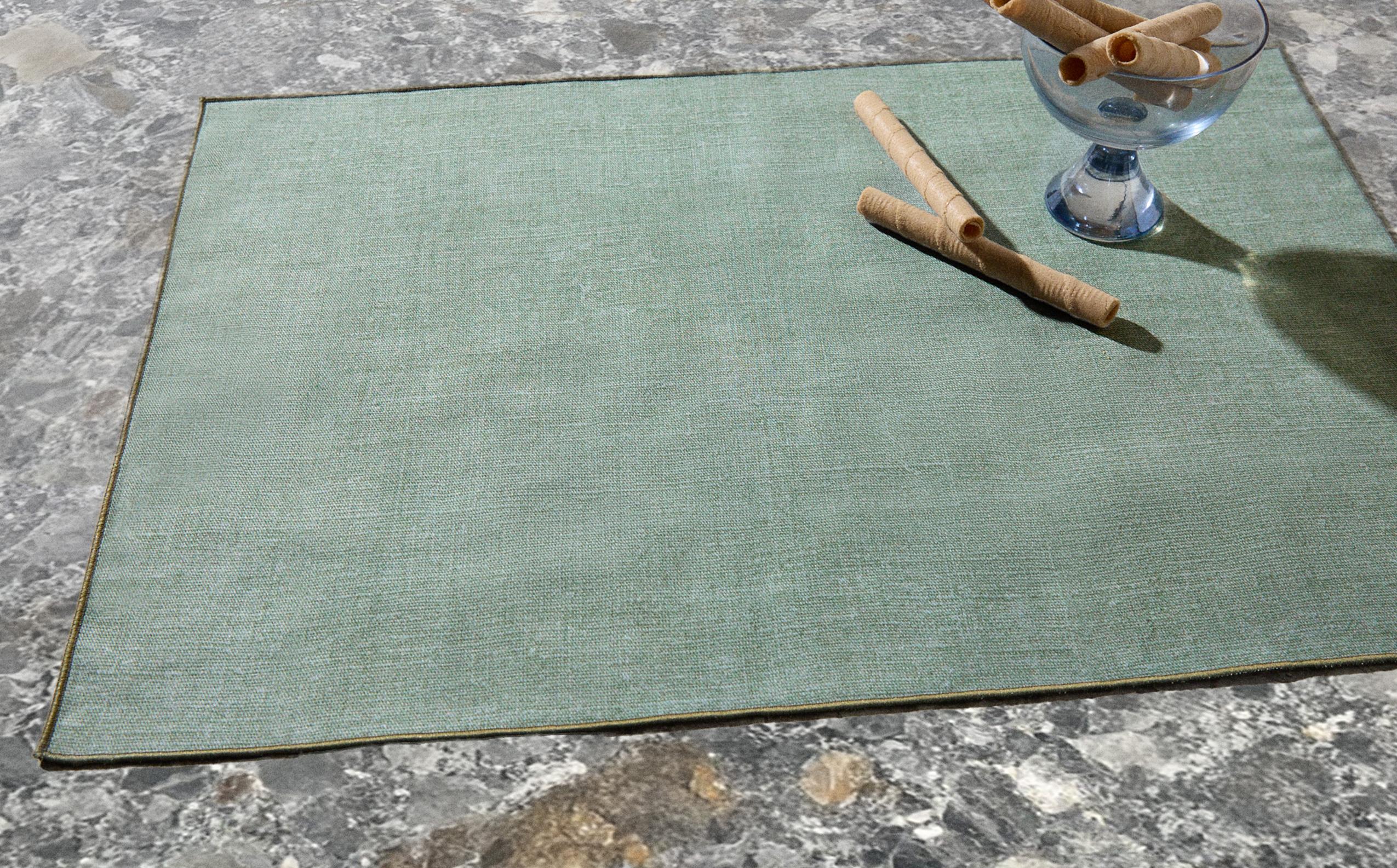 RESIN-COATED PLACEMAT WITH OVERLOCK