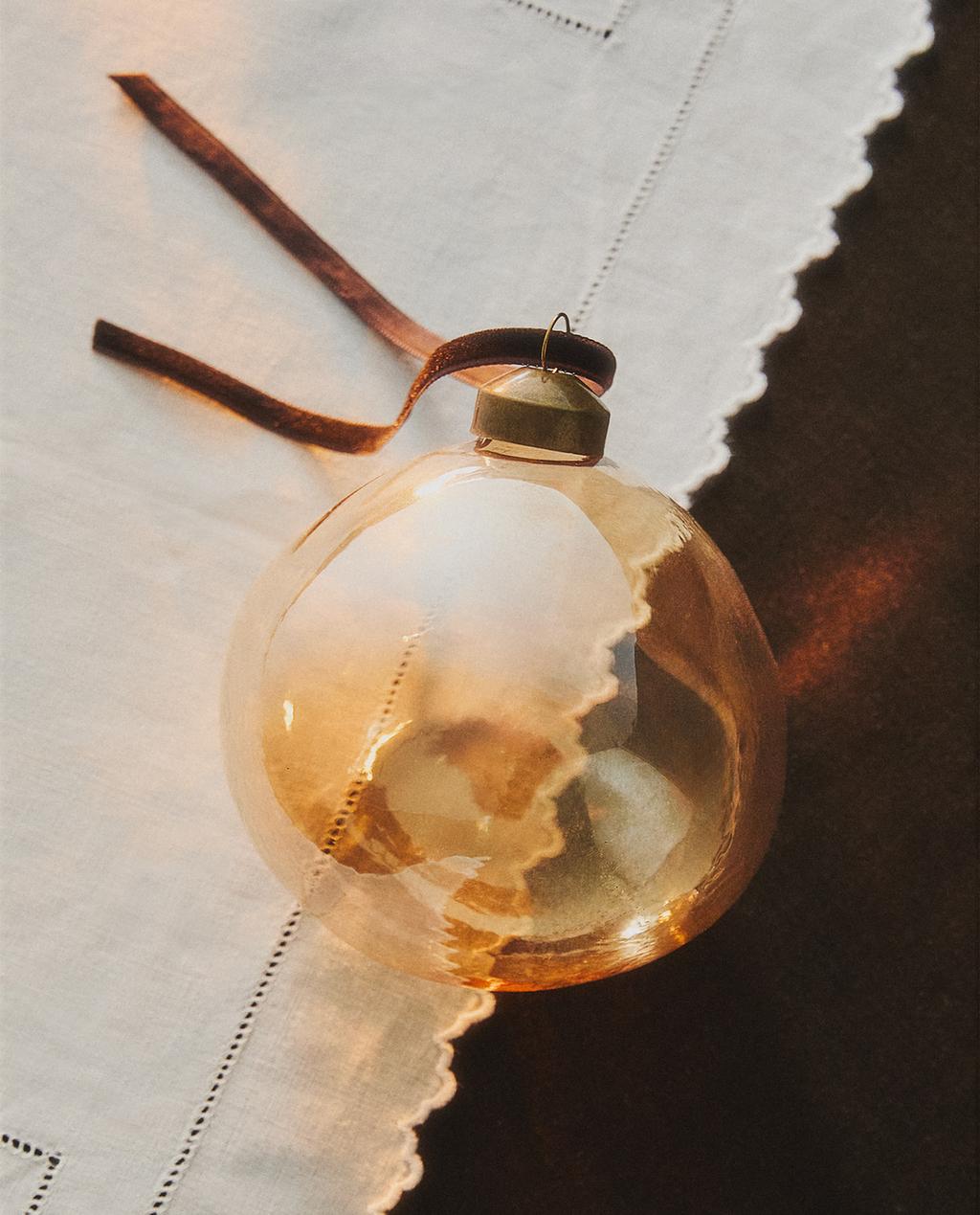 Božični okrasek prozoren z obliko nepravilnega mehurčka in bisernim zaključkom, obesek z rjavim trakom.
