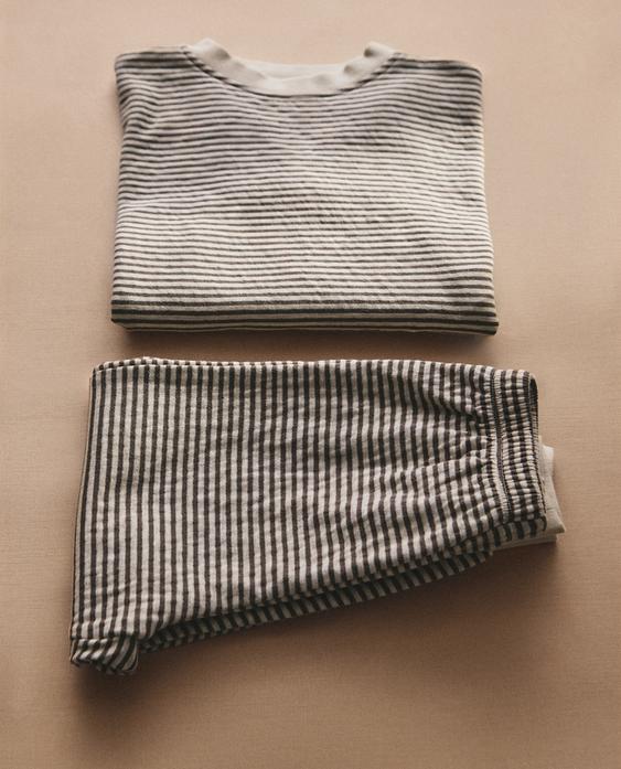 ชุดเสื้อกางเกงนอนสำหรับเด็กลายทาง