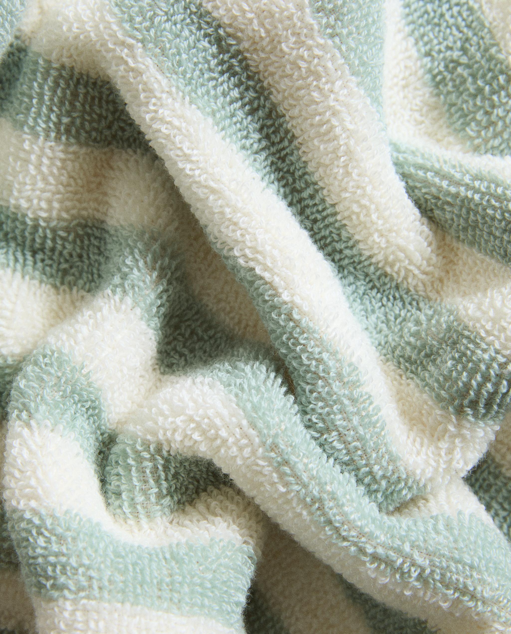 REVERSIBLE STRIPED BATH TOWEL product thumbnail 2
