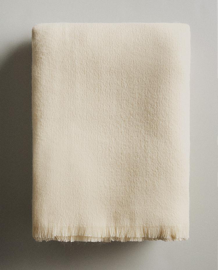 DEKORAČNÁ DEKA SO STRAPCAMI