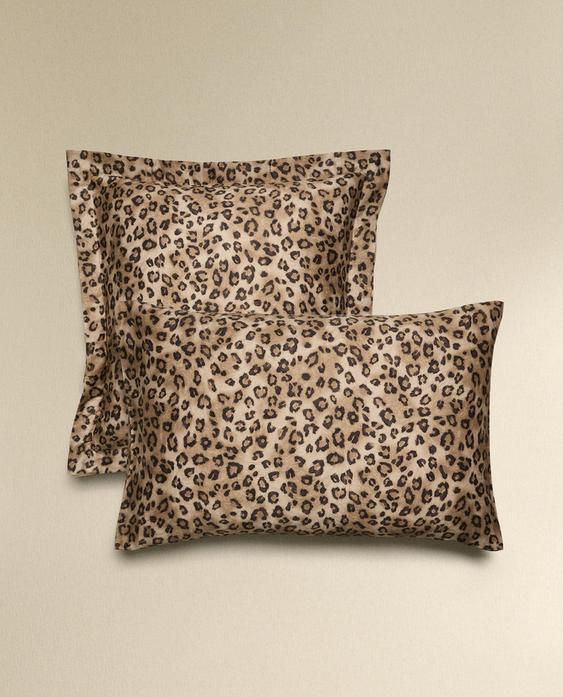 FRONHA DE TRAVESSEIRO DE CETIM COM ESTAMPA ANIMAL PRINT