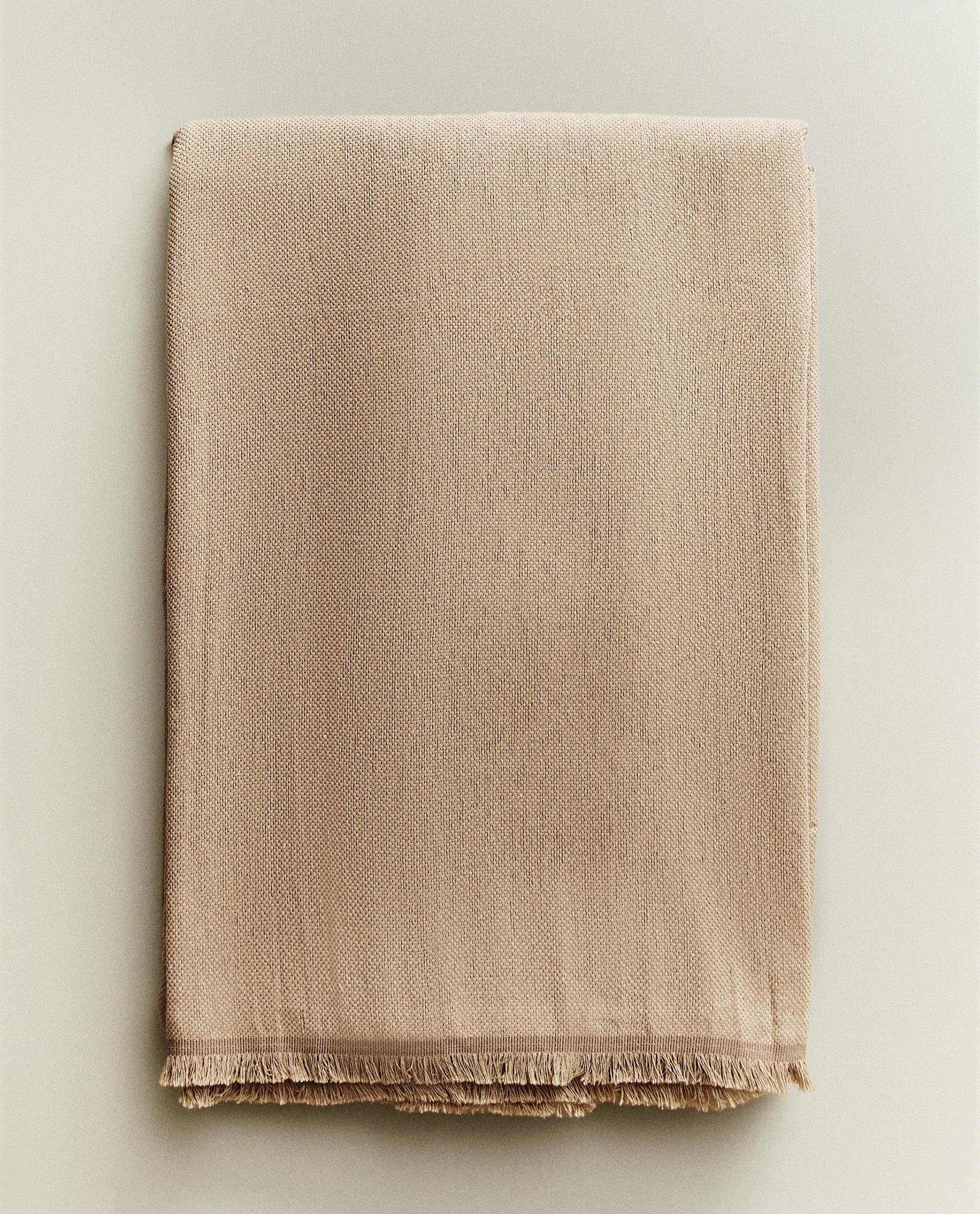 リビングルームにぴったりな薄手の掛布 | Zara Home 日本/Japan