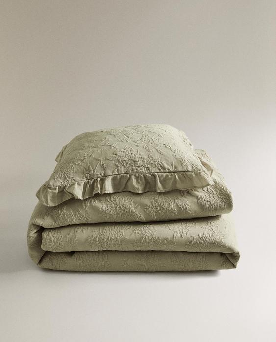 JACQUARD BEDSPREAD WITH RUFFLE TRIM