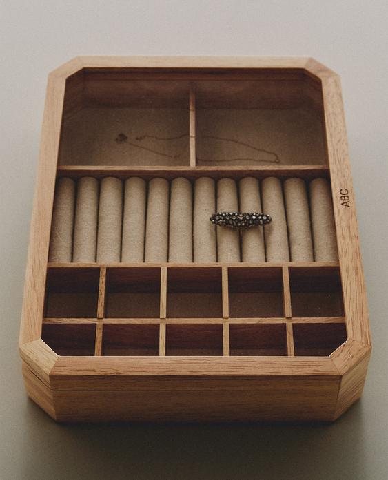 علبة مجوهرات خشبية