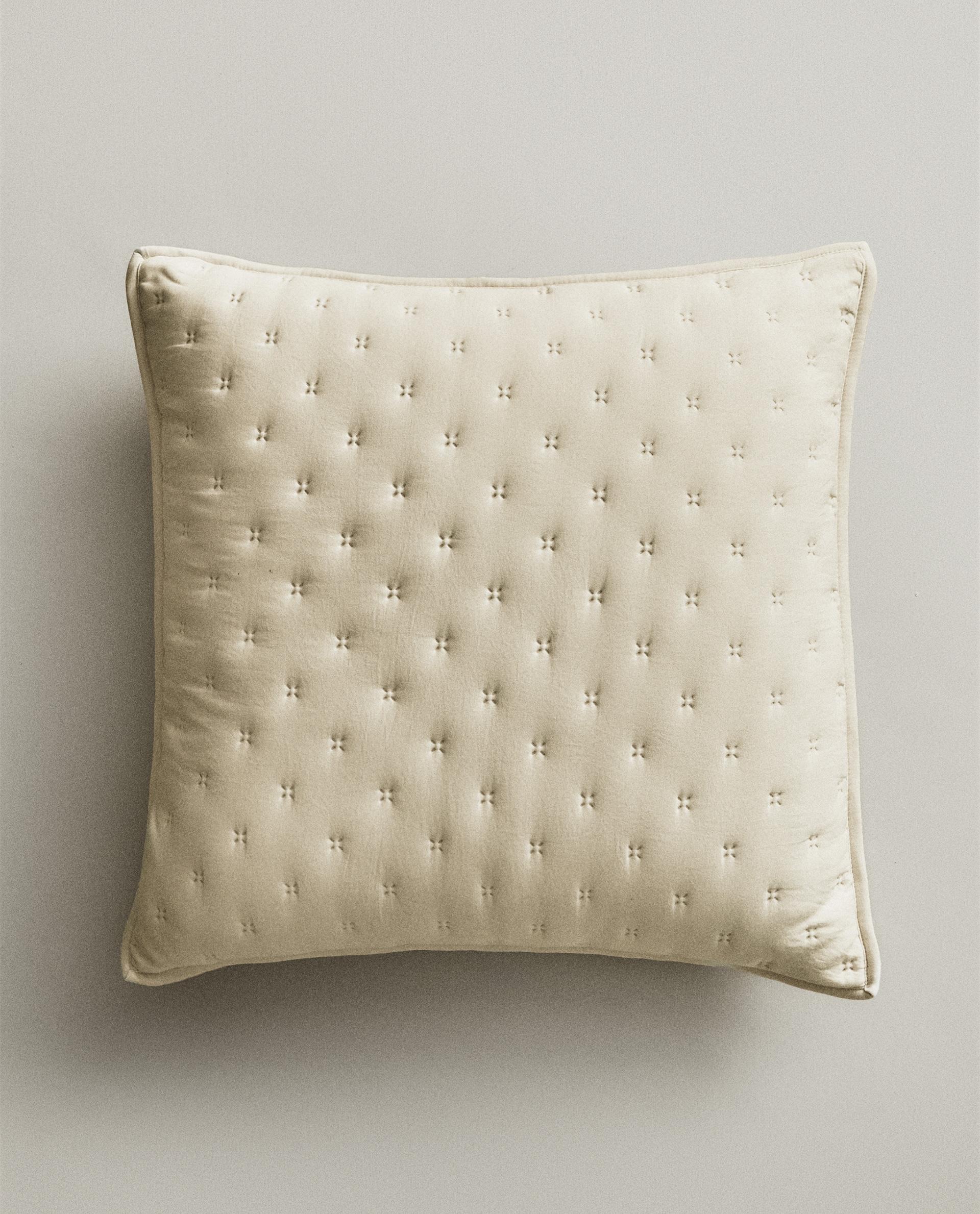 QUILTED CUSHION COVER WITH DOTS QUILTED CUSHION COVER WITH DOTS