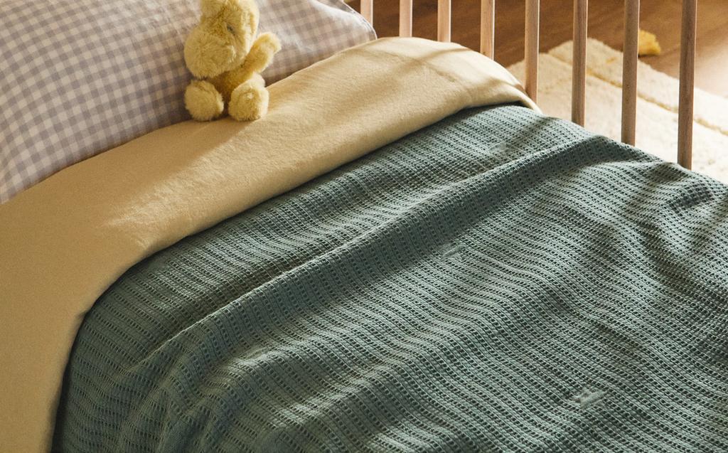 CHILDREN'S WAFFLE-KNIT BEDSPREAD WITH STARS