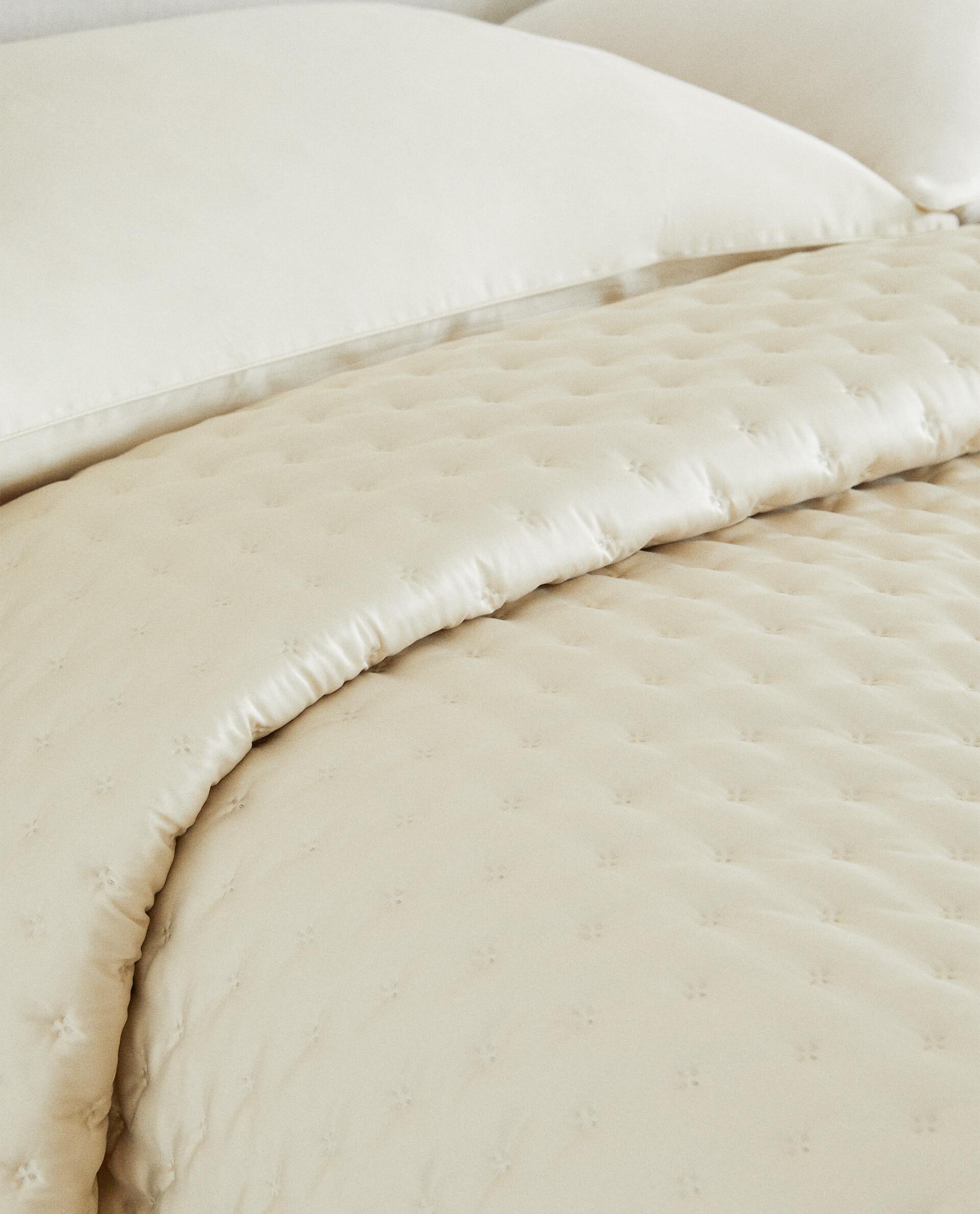 PLAIN QUILTED BEDSPREAD WITH KNOTS product thumbnail 12