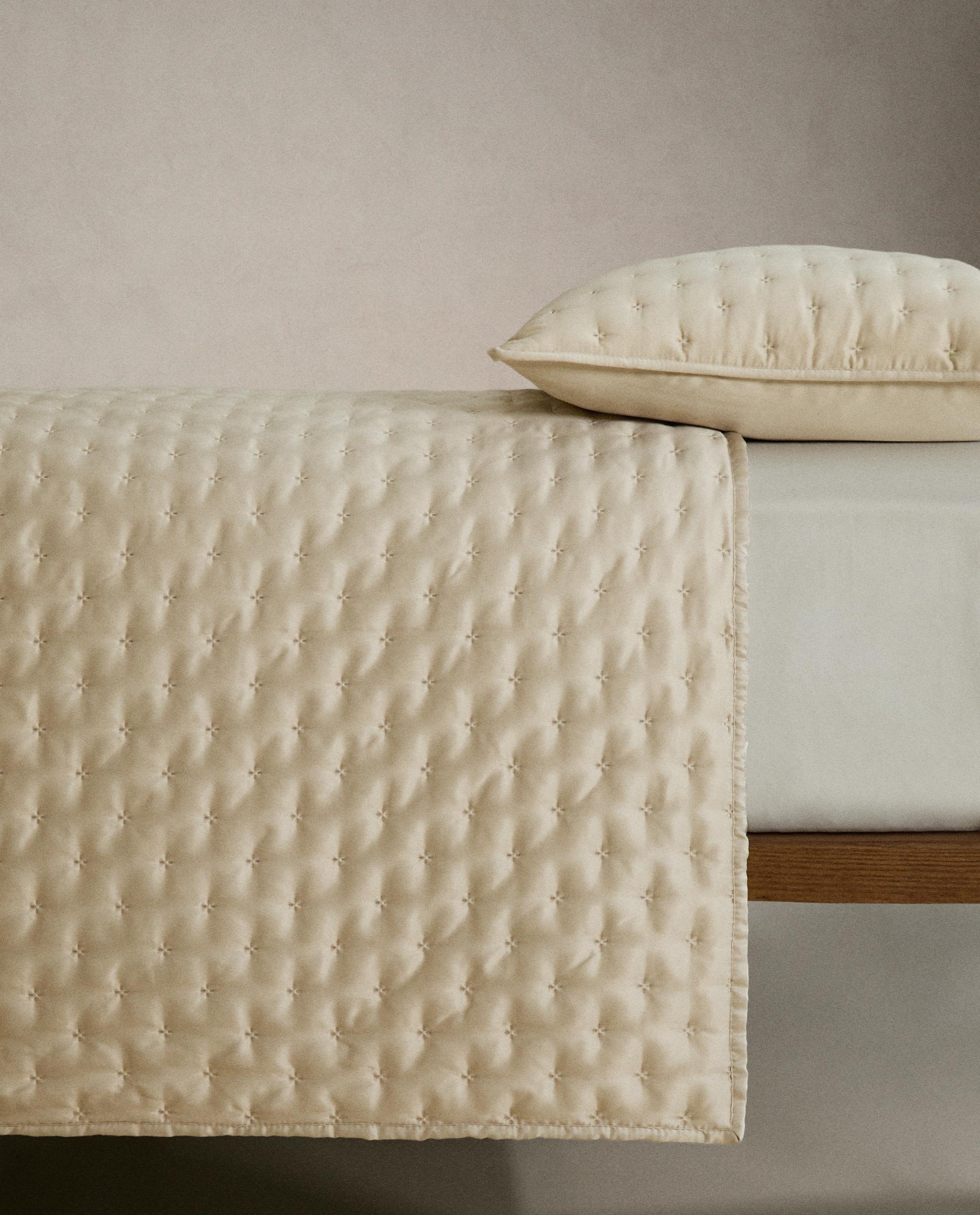 PLAIN QUILTED BEDSPREAD WITH KNOTS product thumbnail 2