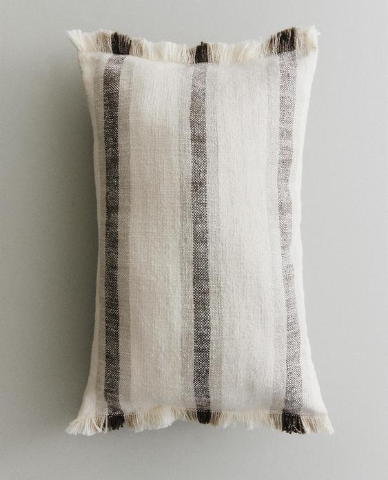 غلاف وسادة بشراشيب