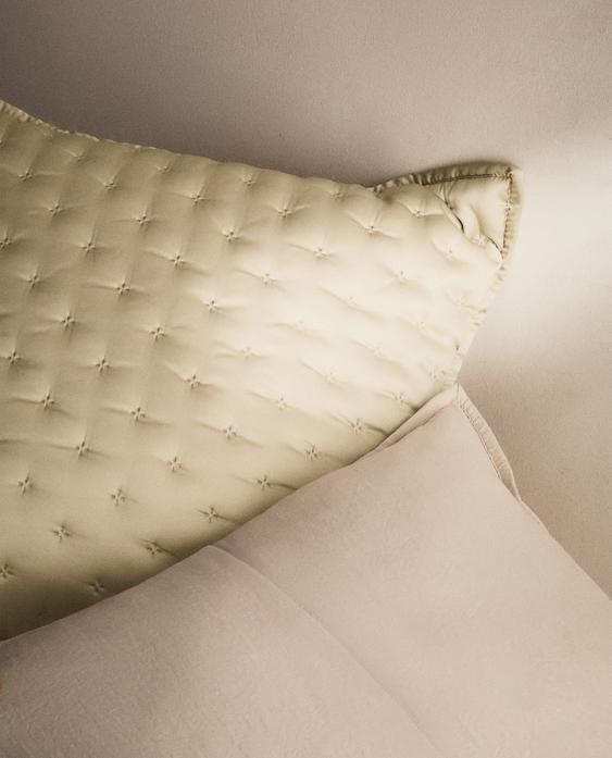 PLAIN QUILTED CUSHION COVER WITH KNOTS PLAIN QUILTED CUSHION COVER WITH KNOTS