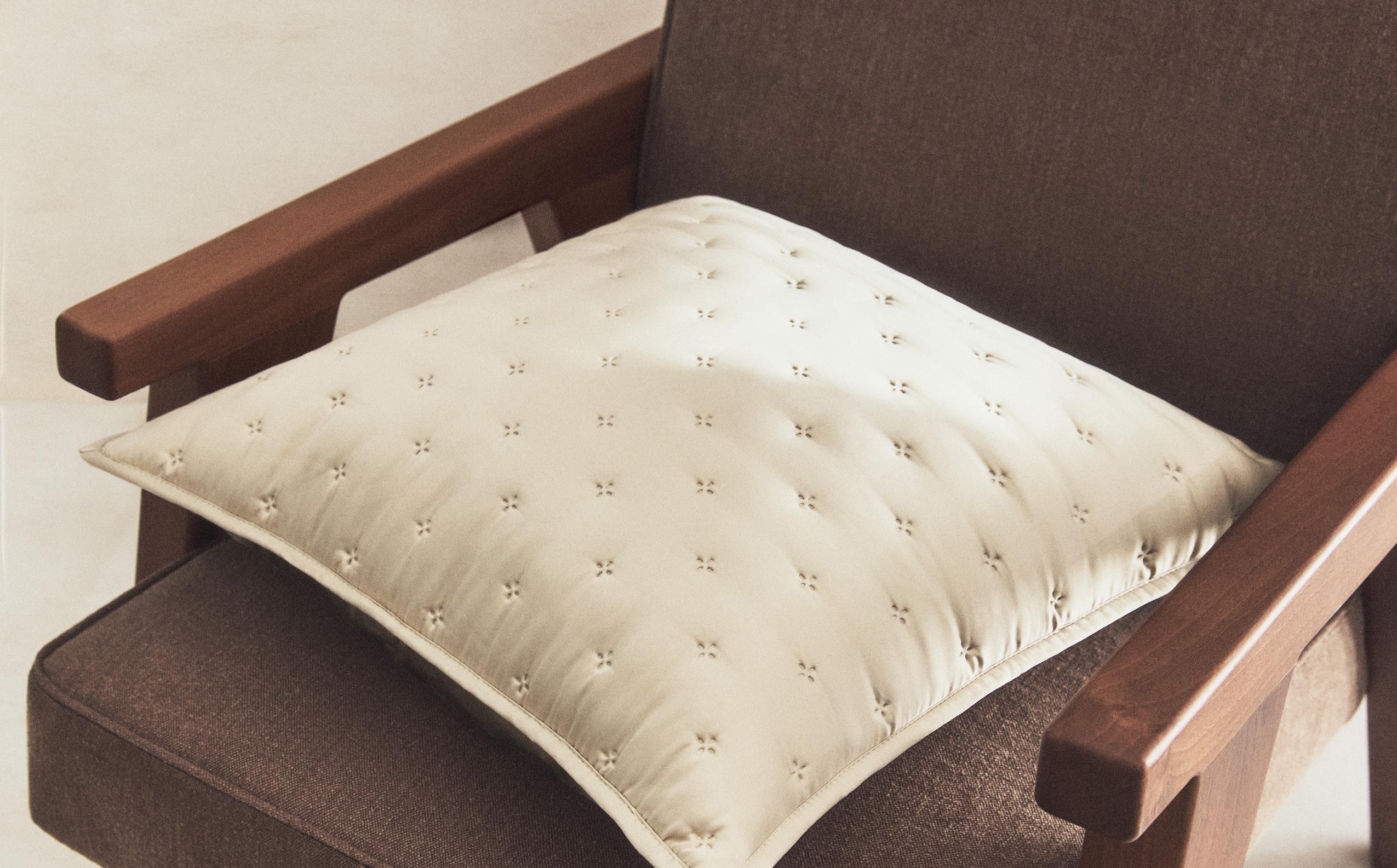 プレーン ノットディテール クッションカバー | Zara Home 日本
