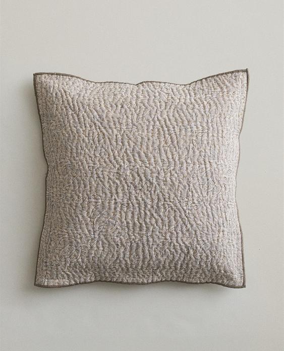 غلاف وسادة بطبعة أزهار