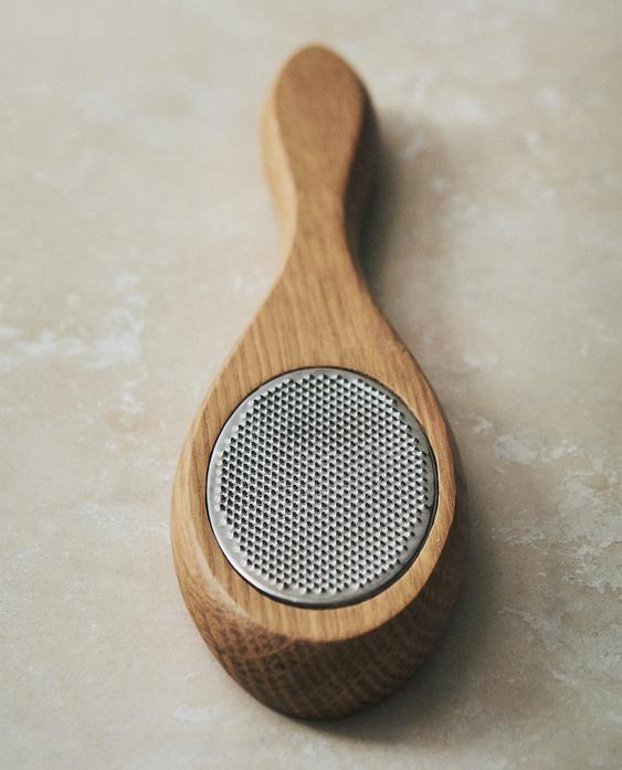 مقشر قدم بمقبض خشب