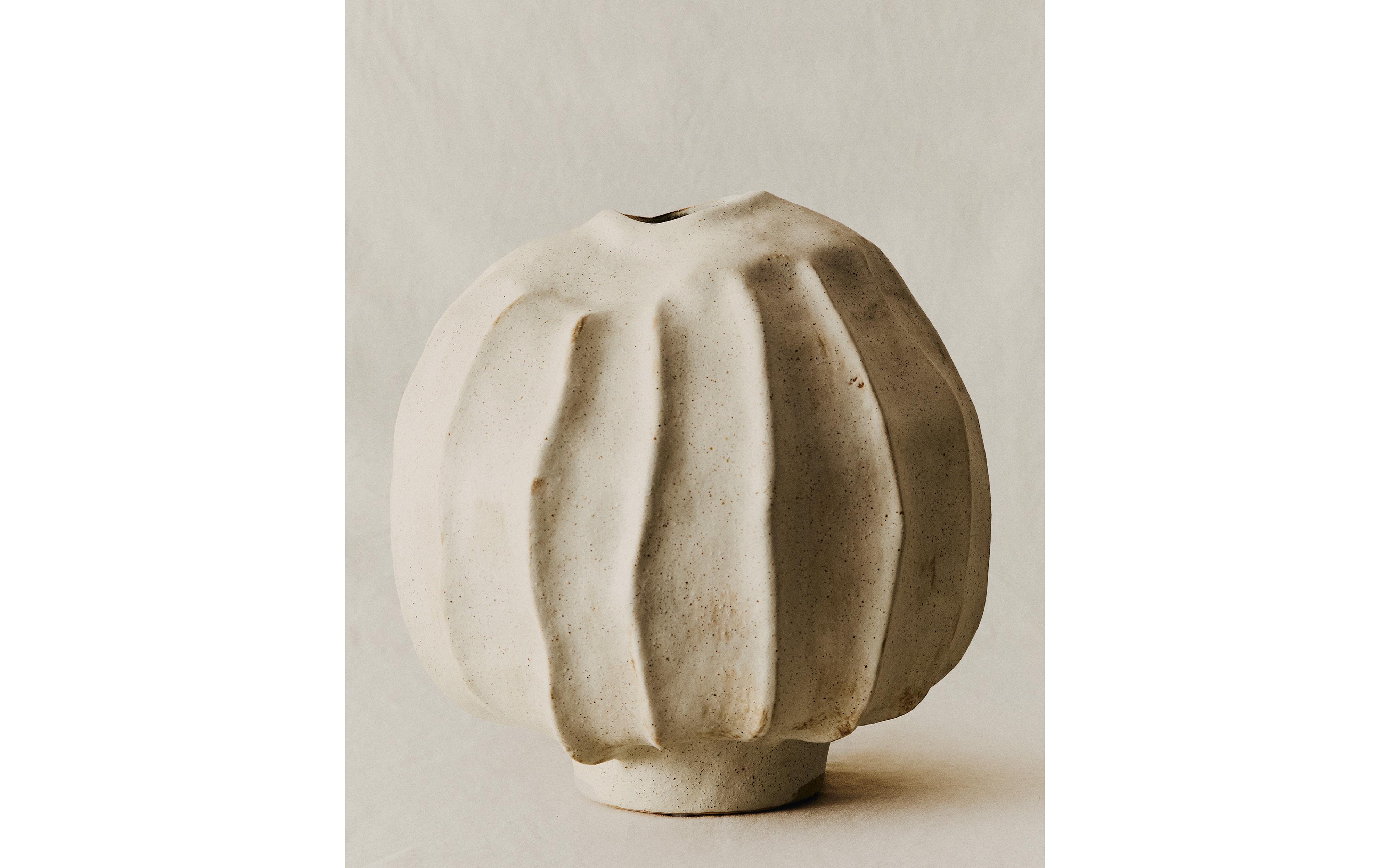 DECORATIVE ROUND CERAMIC VASE product thumbnail 8