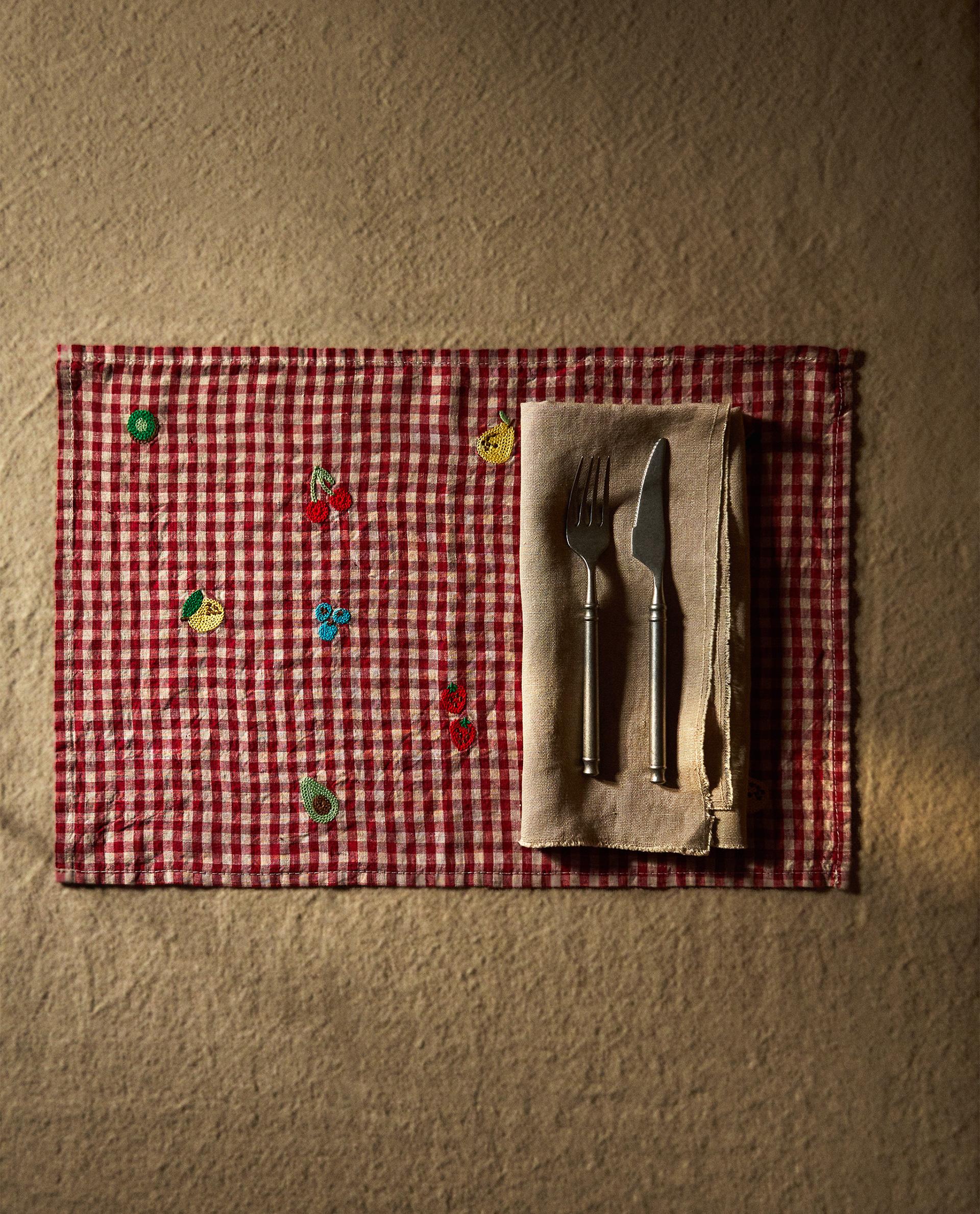 EMBROIDERED FRUIT PLACEMAT