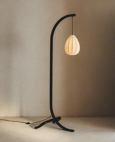 GULVLAMPE I TRÆ