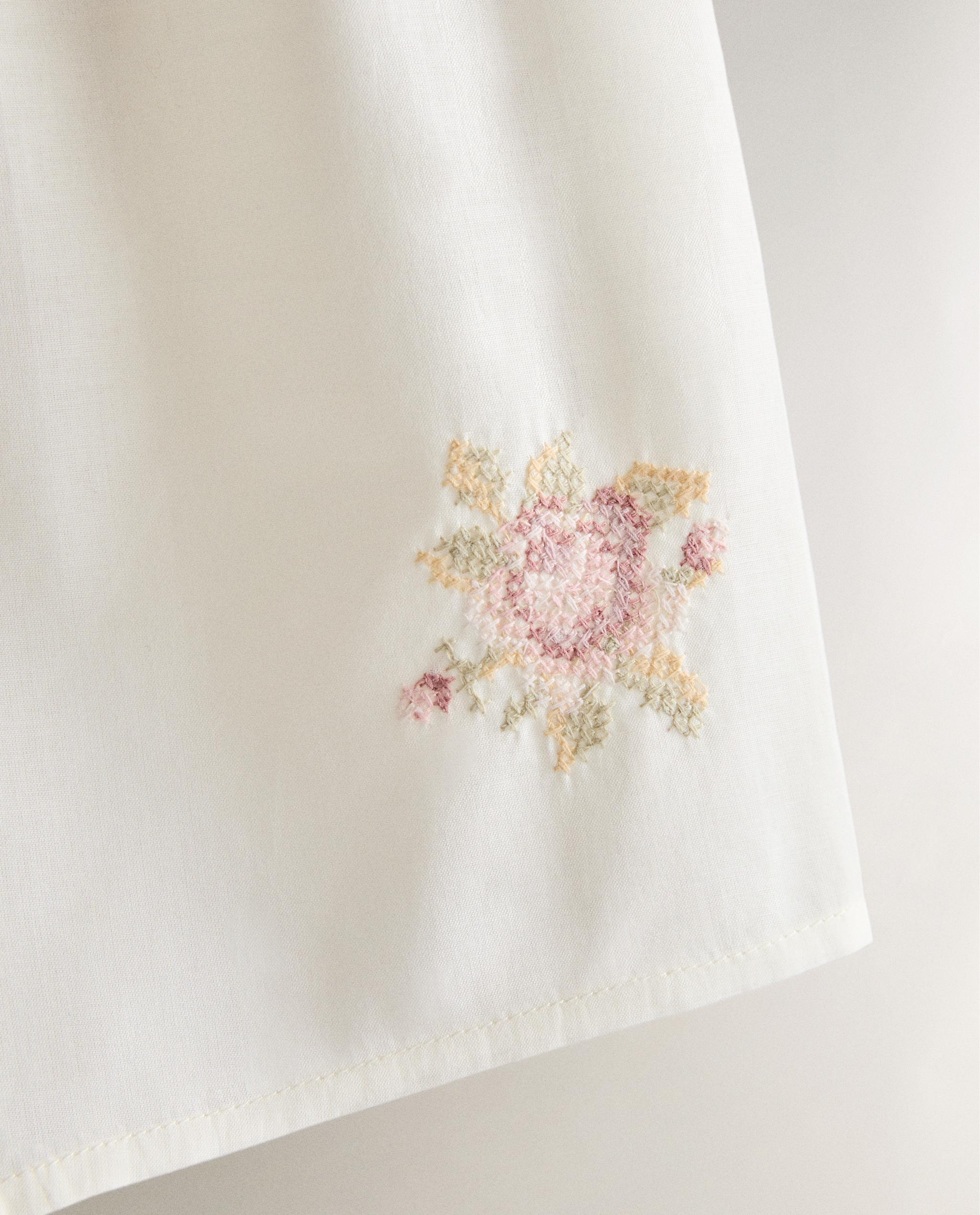 SHORTS WITH FLORAL EMBROIDERY product thumbnail 3