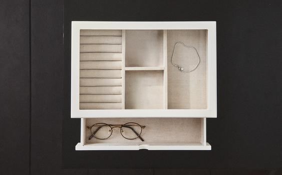 MALA LAKOVANA KUTIJA ZA NAKIT SA POKLOPCEM I FIOKOM MALA LAKOVANA KUTIJA ZA NAKIT SA POKLOPCEM I FIOKOM