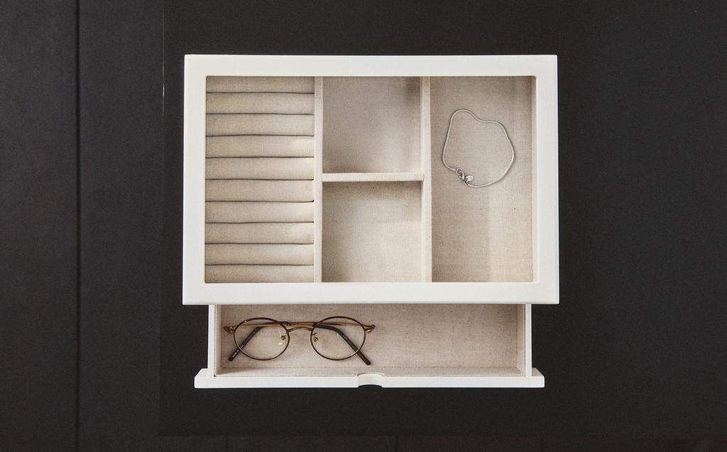 SMALL LACQUERED JEWELLERY BOX WITH LID AND DRAWER SMALL LACQUERED JEWELLERY BOX WITH LID AND DRAWER