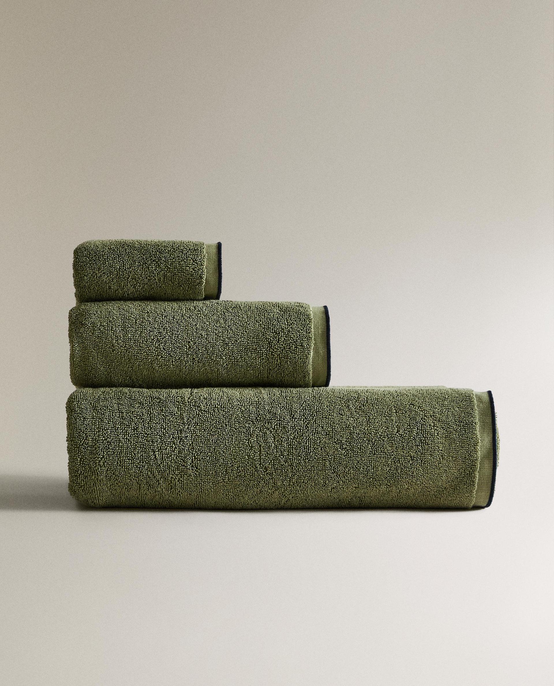 BADEHANDTUCH MIT KONTRASTNAHT BADEHANDTUCH MIT KONTRASTNAHT