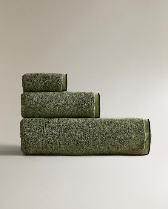 BATH TOWEL WITH COLOURED TOPSTITCHING BATH TOWEL WITH COLOURED TOPSTITCHING