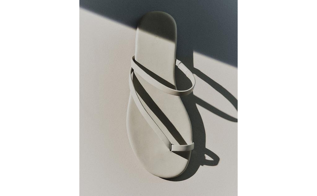 صندل مسطح من الجلد صندل مسطح من الجلد