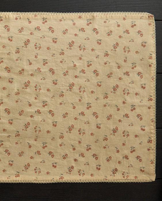 CHEMIN DE TABLE FLEURS SAUVAGES AVEC DENTELLE