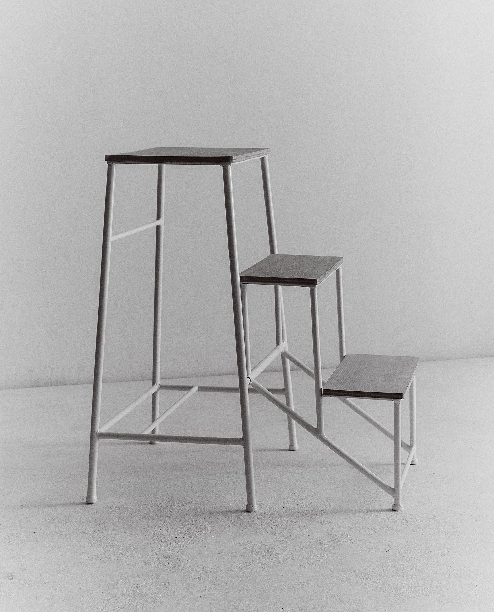 مقعد صغير بثلاث درجات مقعد صغير بثلاث درجات