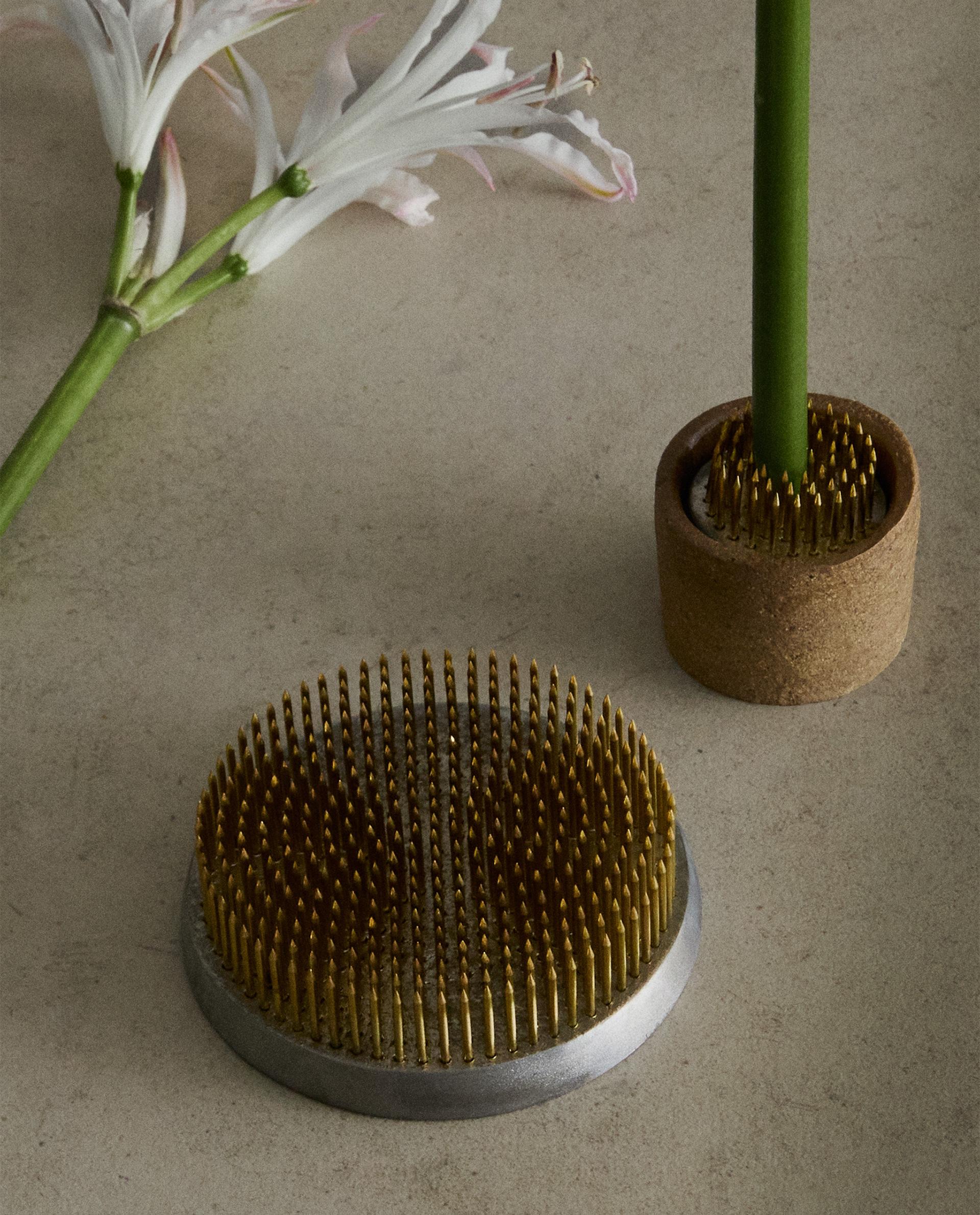 KENZAN FLOWER HOLDER