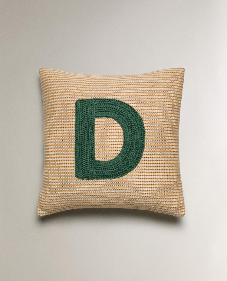 JASTËKU ME SHKRONJËN D TË QËNDISUR PËR FËMIJË