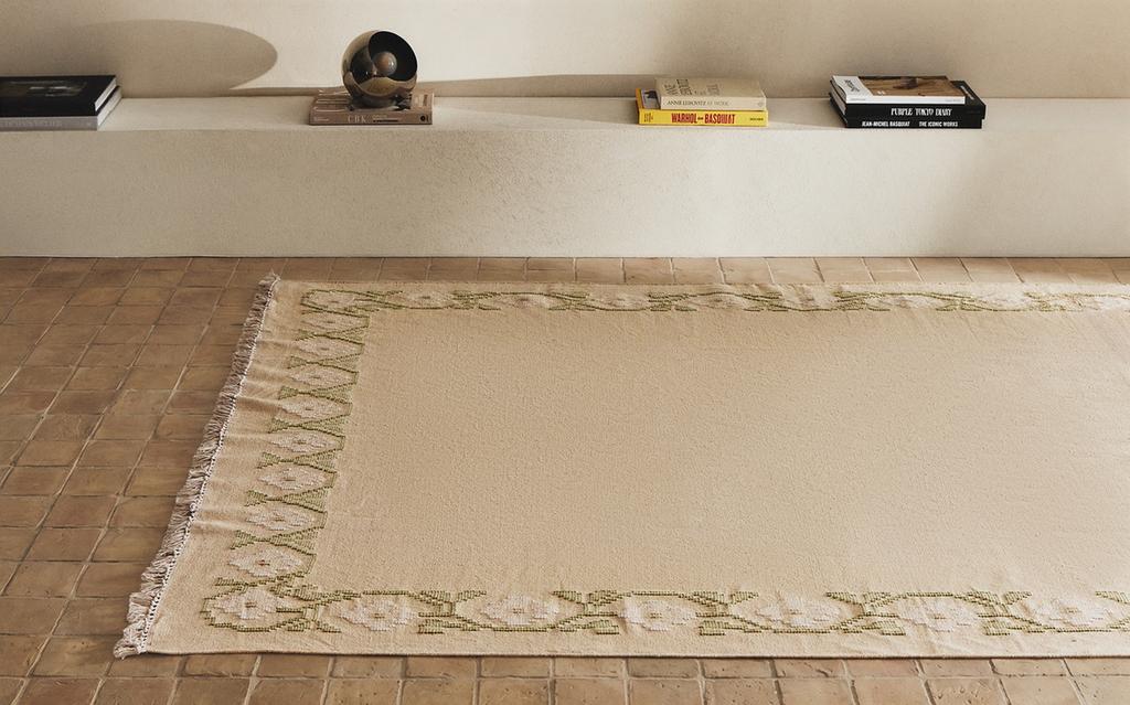 TAPETE COM JACQUARD DE FLORES